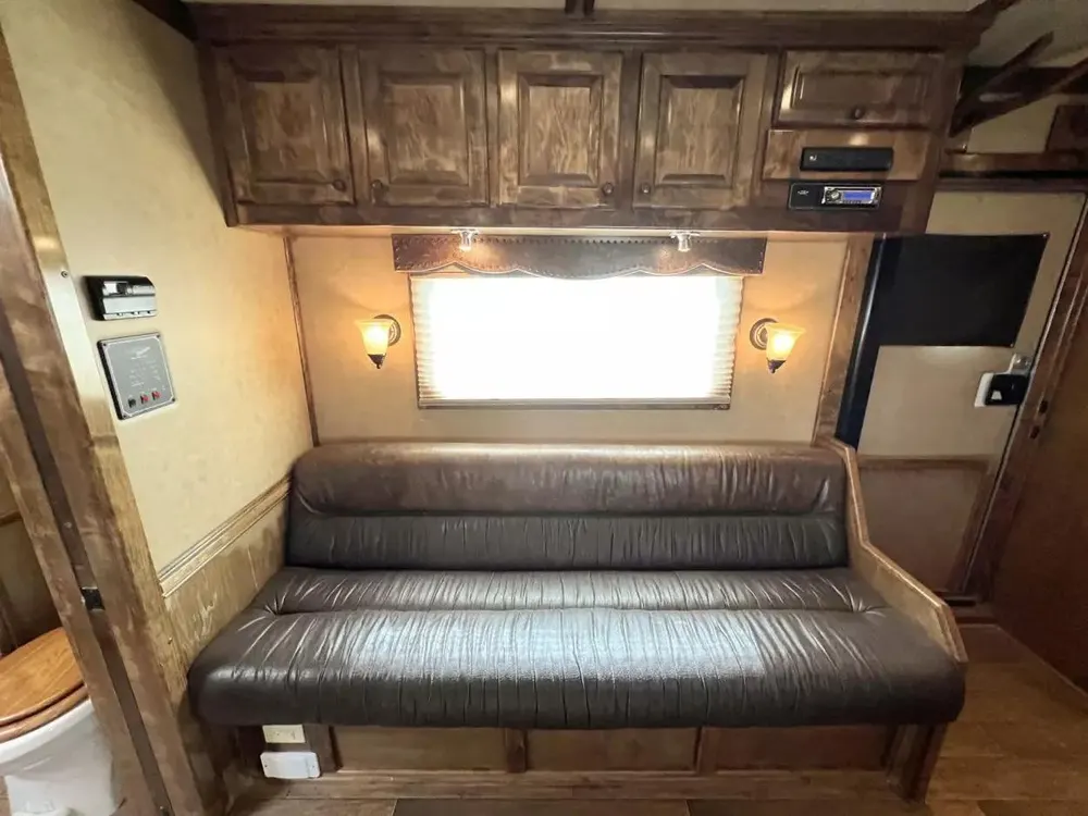 Used 2013 Bloomer 4 Horse 16′ LQ, 7’Slide, Air Ride, Pod, Mister/Water Sys Air ride, HWH Slide, Integrated Pod — view 11