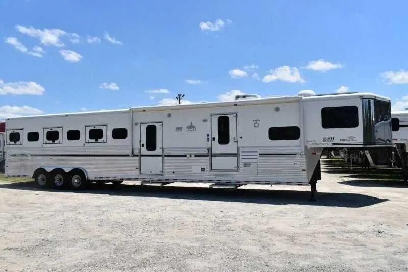 2005 Sundowner Sunlite 6LQ Horse Trailer with 11′ Short Wall 725 Grand Sierra 8612GLQ MidTack — view 8