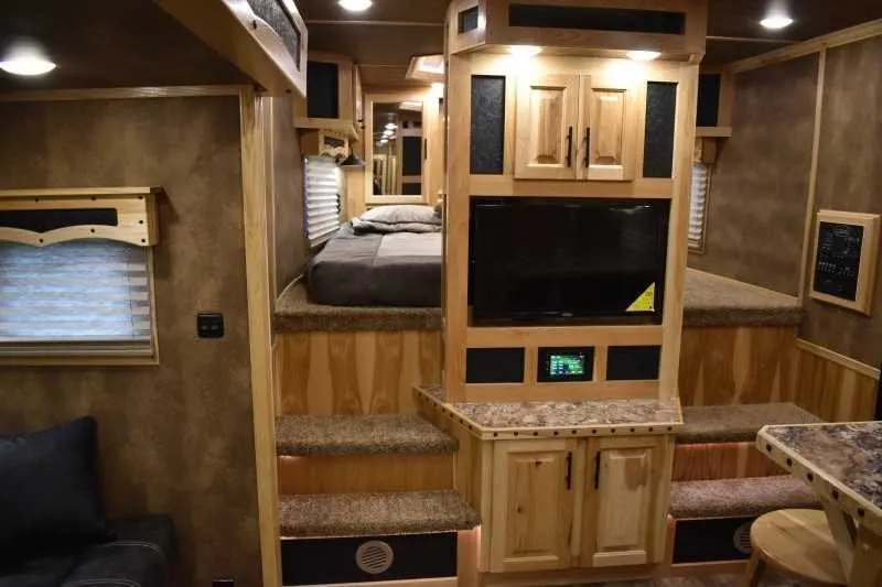 2021 Lakota Bighorn 8418GLQUG 4 Horse Trailer with 18′ Short Wall — view 6