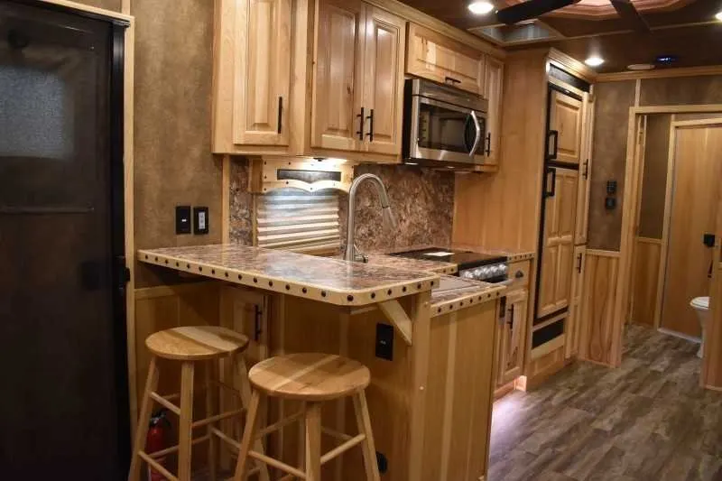 2021 Lakota Bighorn 8418GLQUG 4 Horse Trailer with 18′ Short Wall — view 9