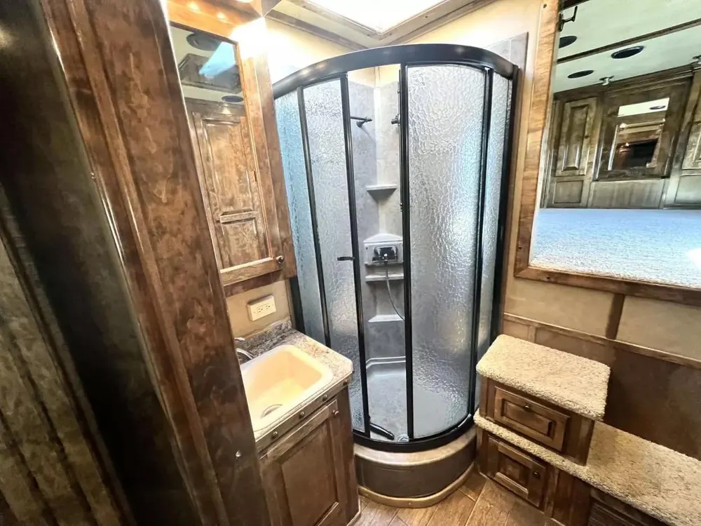 Used 2013 Bloomer 4 Horse 16′ LQ, 7’Slide, Air Ride, Pod, Mister/Water Sys Air ride, HWH Slide, Integrated Pod — view 8