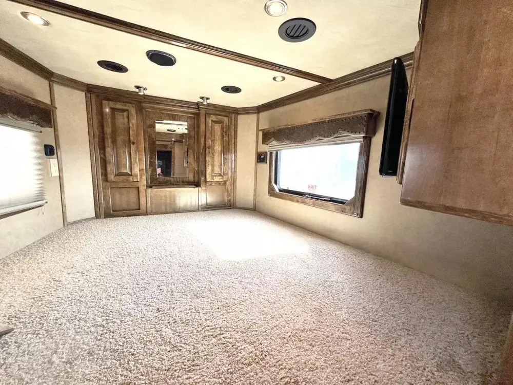 Used 2013 Bloomer 4 Horse 16′ LQ, 7’Slide, Air Ride, Pod, Mister/Water Sys Air ride, HWH Slide, Integrated Pod — view 7