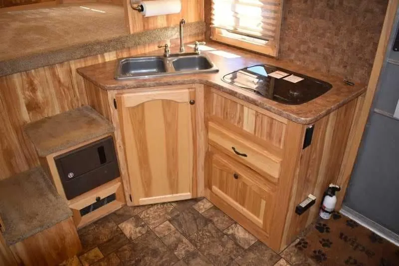 2015 Lakota 8411GLQ 4 Horse Trailer with 11′ Short Wall — view 12