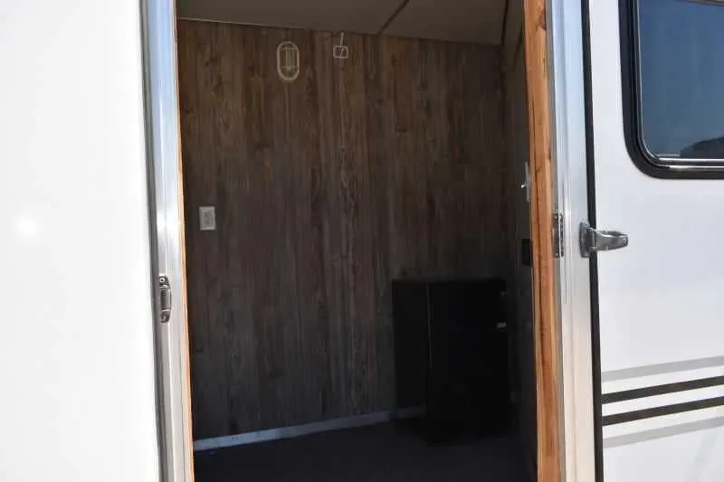 Used 2005 Silver Star 2HGNLQ 2 Horse Trailer with 4′ Short Wall — view 7