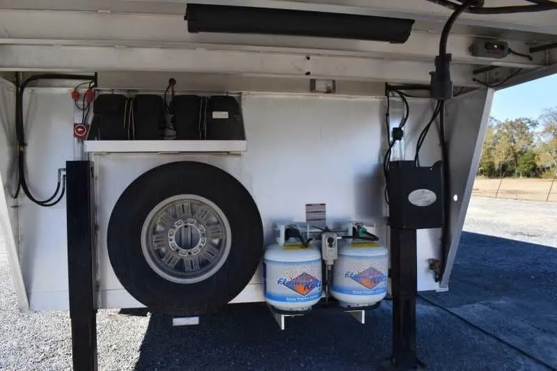 2015 Lakota 8411GLQ 4 Horse Trailer with 11′ Short Wall — view 6
