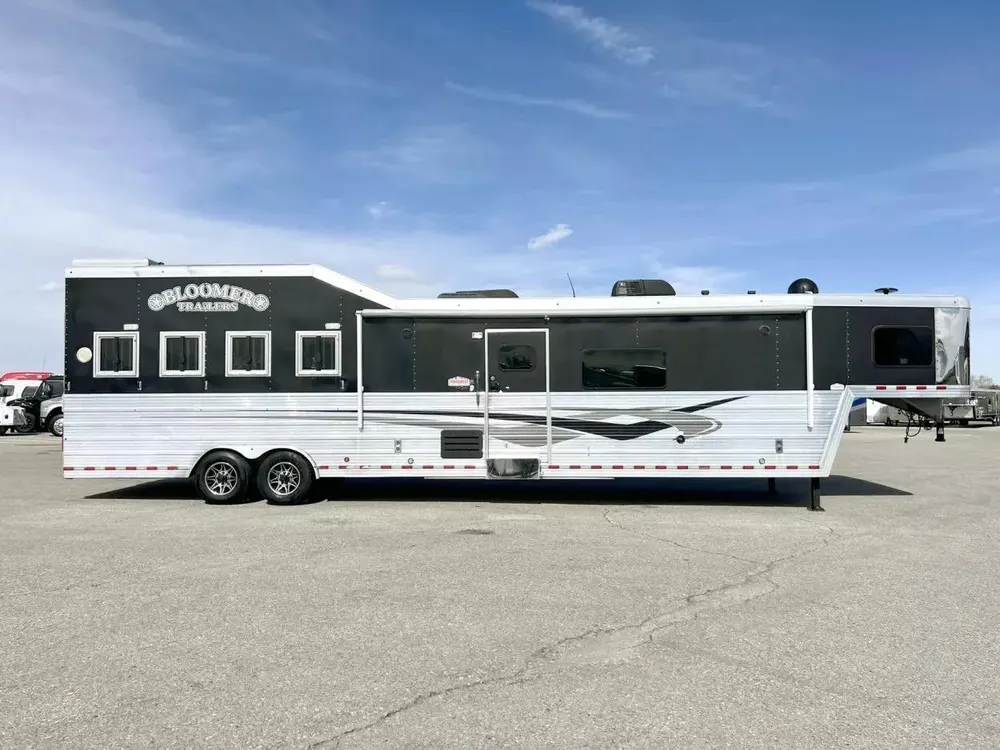 Used 2013 Bloomer 4 Horse 16′ LQ, 7’Slide, Air Ride, Pod, Mister/Water Sys Air ride, HWH Slide, Integrated Pod — view 3