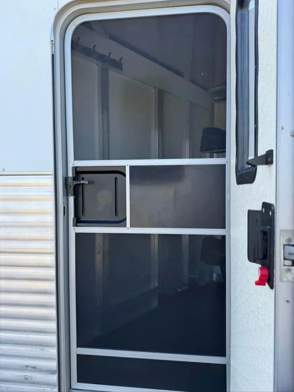 2008 Exiss Sport ES 30B 3 horse slant horse trailer — view 6