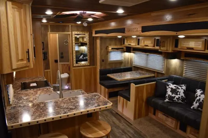 2021 Lakota Bighorn 8418GLQUG 4 Horse Trailer with 18′ Short Wall — view 4