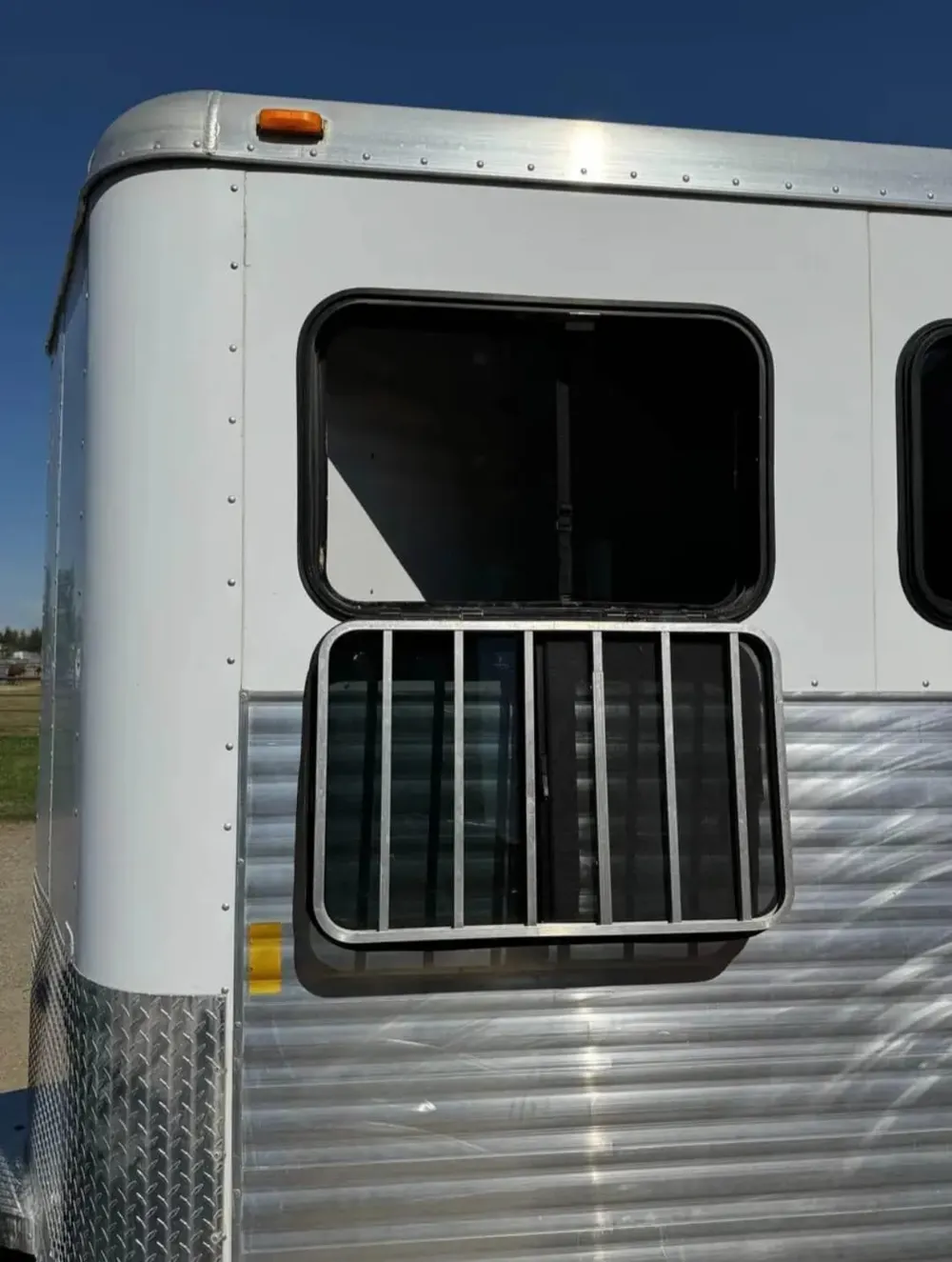 2008 Exiss Sport ES 30B 3 horse slant horse trailer — view 8