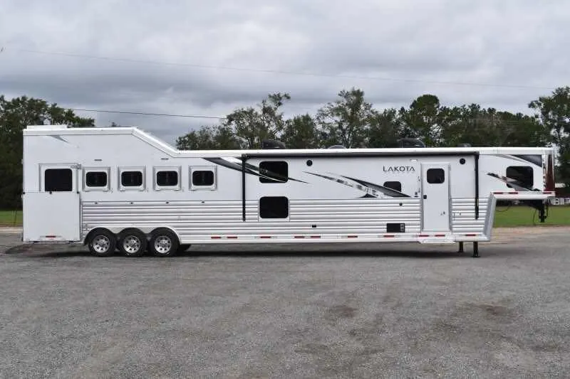 2021 Lakota BigHorn 8519TBB 5 Horse Trailer with 19′ Short Wall — view 2
