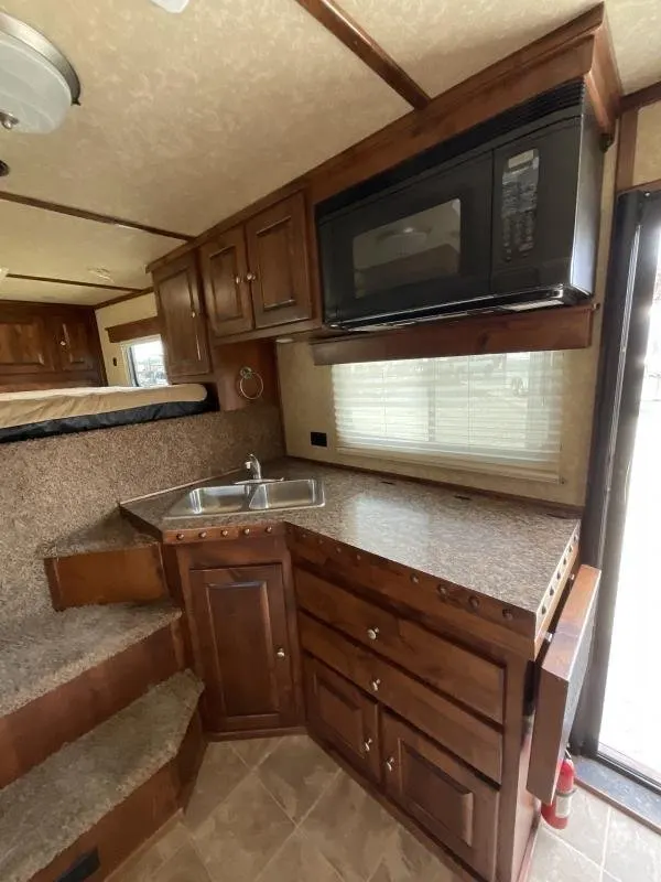 2014 Logan Coach RAZ4GNHDLQ 40′ 4 horse Razor GN Horse Trailer**WITH WALK IN CLOSET** — view 12