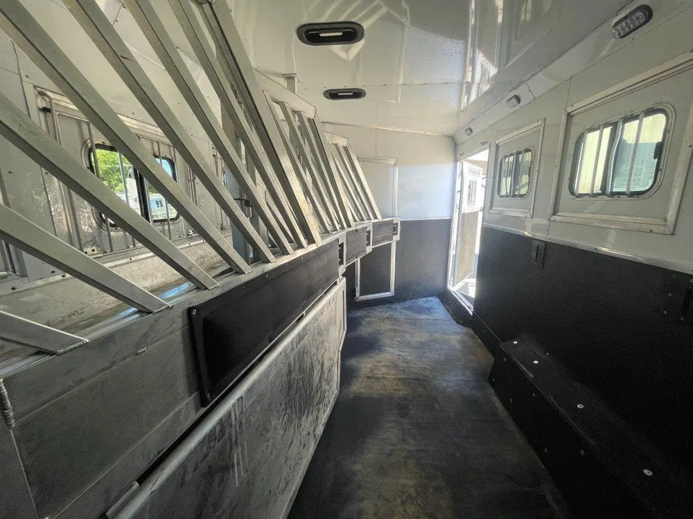 2015 Lakota Bighorn Edition 8414 4 Horse Trailer With Living Quarters “1 Slide” — view 8