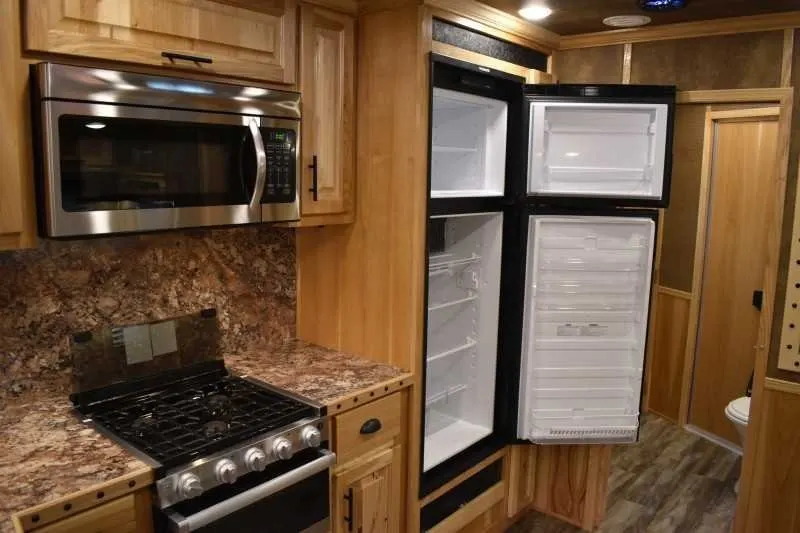 2021 Lakota Bighorn 8418GLQUG 4 Horse Trailer with 18′ Short Wall — view 12