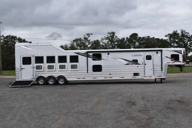2021 Lakota BigHorn 8519TBB 5 Horse Trailer with 19′ Short Wall — view 3