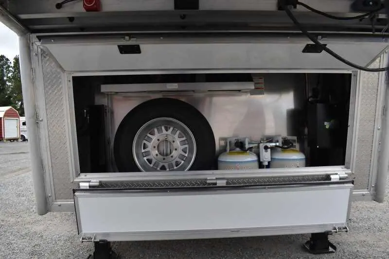 2021 Lakota BigHorn 8519TBB 5 Horse Trailer with 19′ Short Wall — view 12