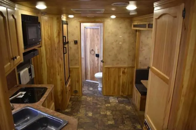 2015 Lakota 8411GLQ 4 Horse Trailer with 11′ Short Wall — view 8