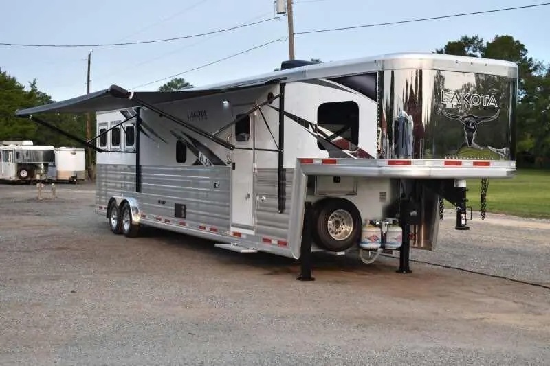 2021 Lakota BIGHORN 8316SRGLQ 3 Horse Trailer with 16′ Short Wall — view 5