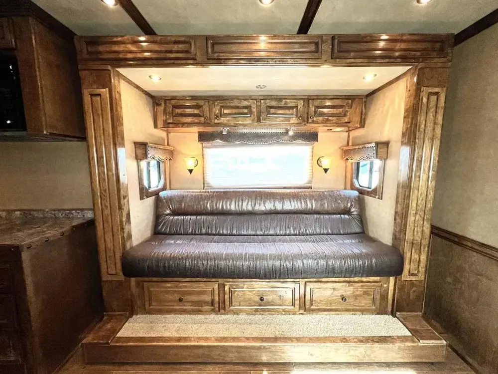 Used 2013 Bloomer 4 Horse 16′ LQ, 7’Slide, Air Ride, Pod, Mister/Water Sys Air ride, HWH Slide, Integrated Pod — view 12