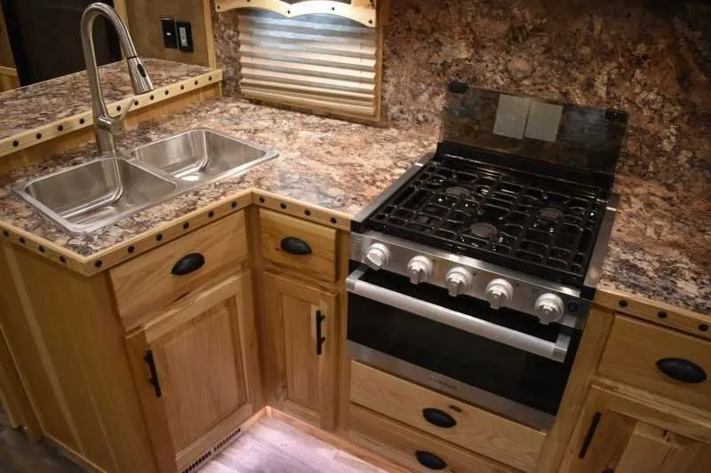 2021 Lakota Bighorn 8418GLQUG 4 Horse Trailer with 18′ Short Wall — view 10
