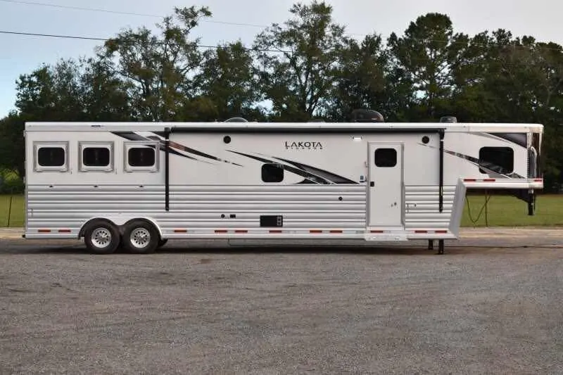 2021 Lakota BIGHORN 8316SRGLQ 3 Horse Trailer with 16′ Short Wall — view 2