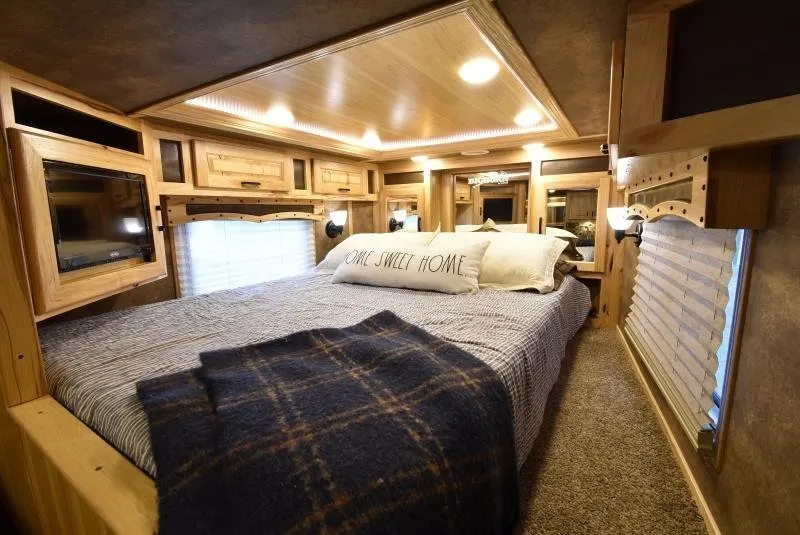 2018 Lakota Bighorn 3 Horse Living Quarters — view 10