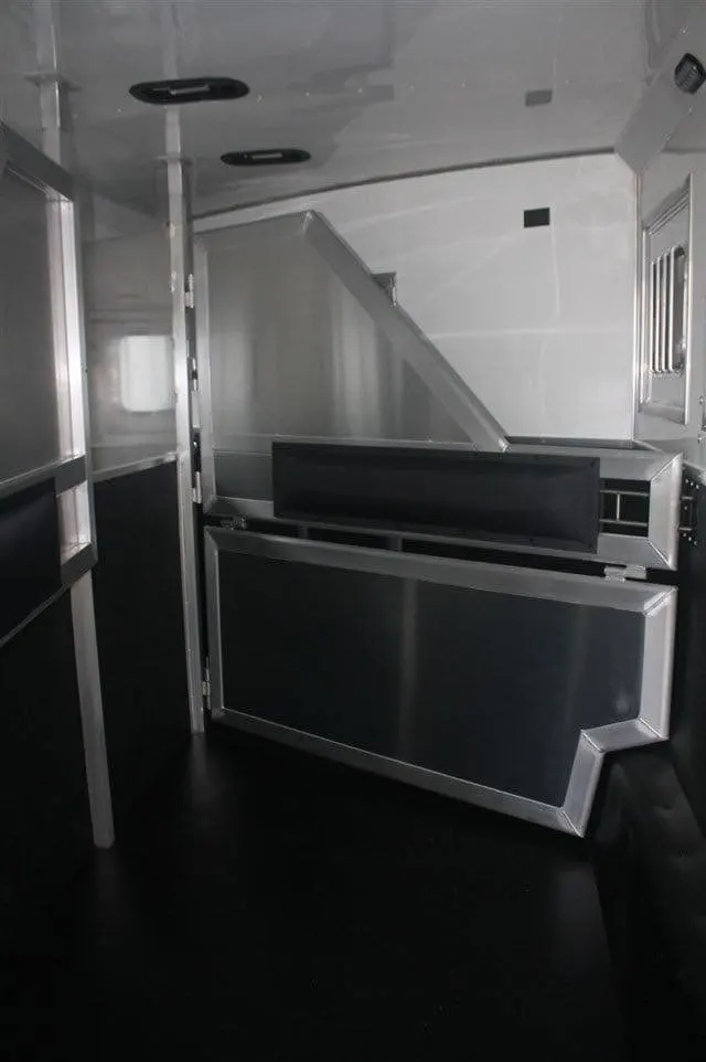 2019 Lakota Charger 4 Horse LQ with 15′ Short Wall — view 12