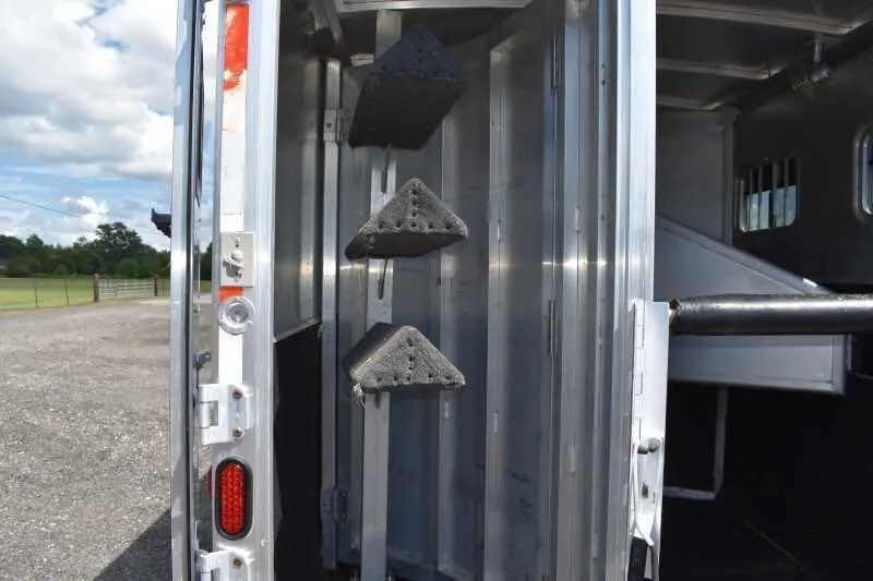 2002 Exiss SS20 2 Horse Trailer — view 9