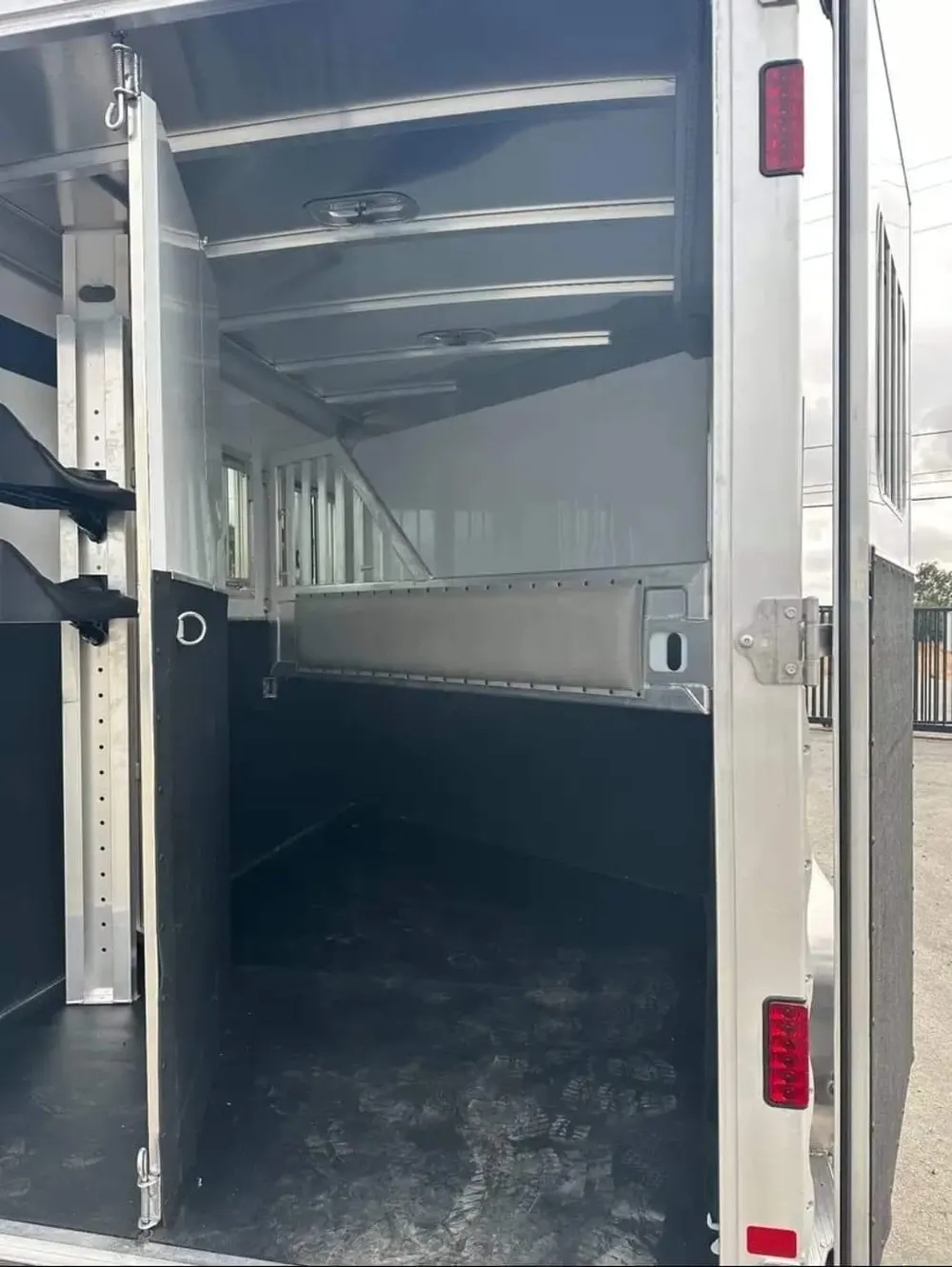 2012 Featherlite 9400 2 Horse Trailer — view 5
