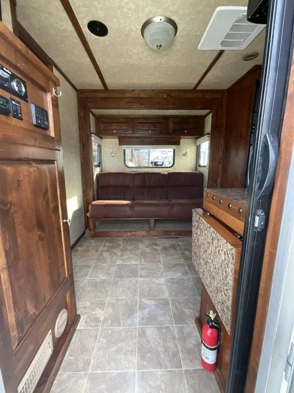 2014 Logan Coach RAZ4GNHDLQ 40′ 4 horse Razor GN Horse Trailer**WITH WALK IN CLOSET** — view 9