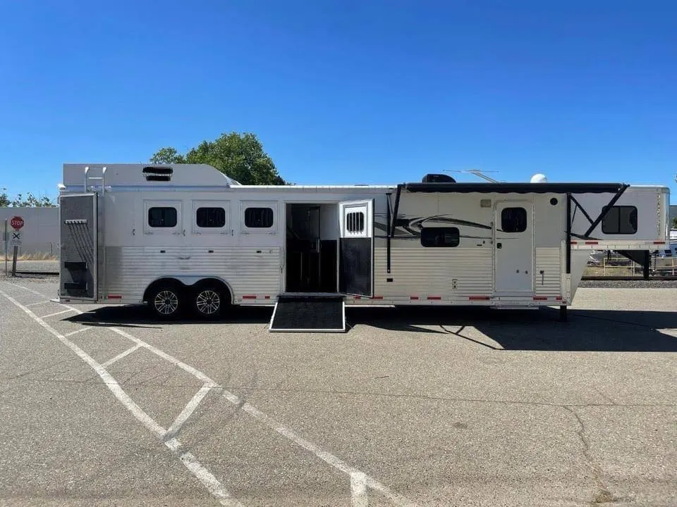 2015 Lakota Bighorn Edition 8414 4 Horse Trailer With Living Quarters “1 Slide” — view 5