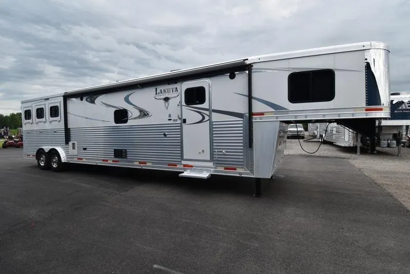 2018 Lakota Bighorn 3 Horse Living Quarters — view 2