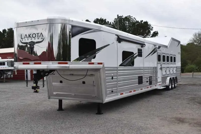 2021 Lakota BigHorn 8519TBB 5 Horse Trailer with 19′ Short Wall — view 6