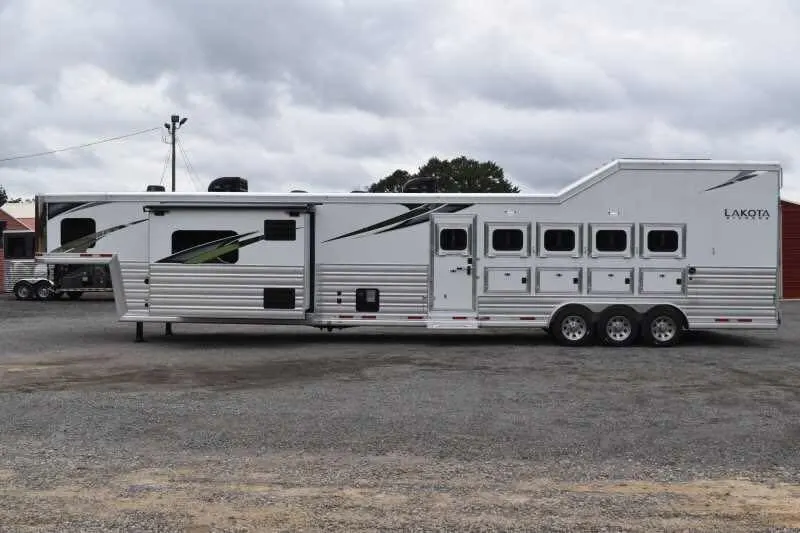 2021 Lakota BigHorn 8519TBB 5 Horse Trailer with 19′ Short Wall — view 8