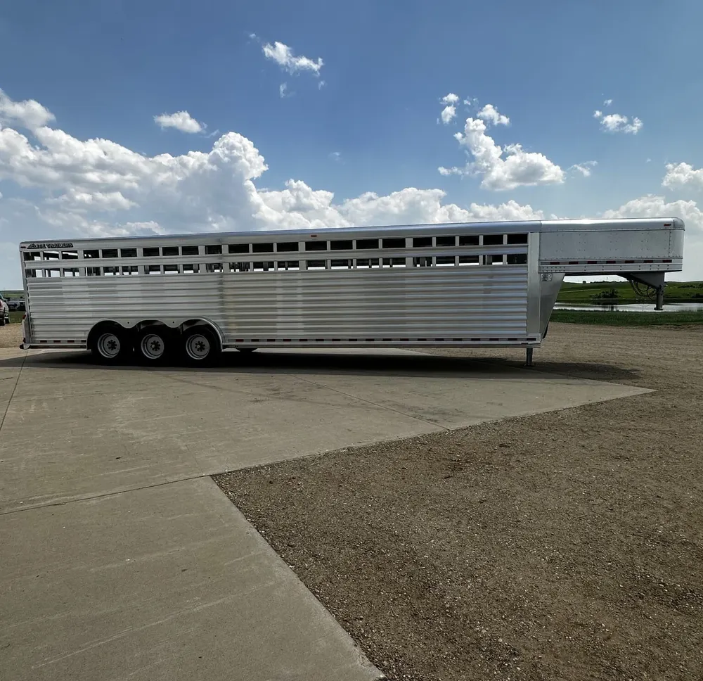 New 2024 Elite Trailers 32FT TRIPLE AXLE STOCK TRAILER W/ 3 COMPARTMENTS — view 5