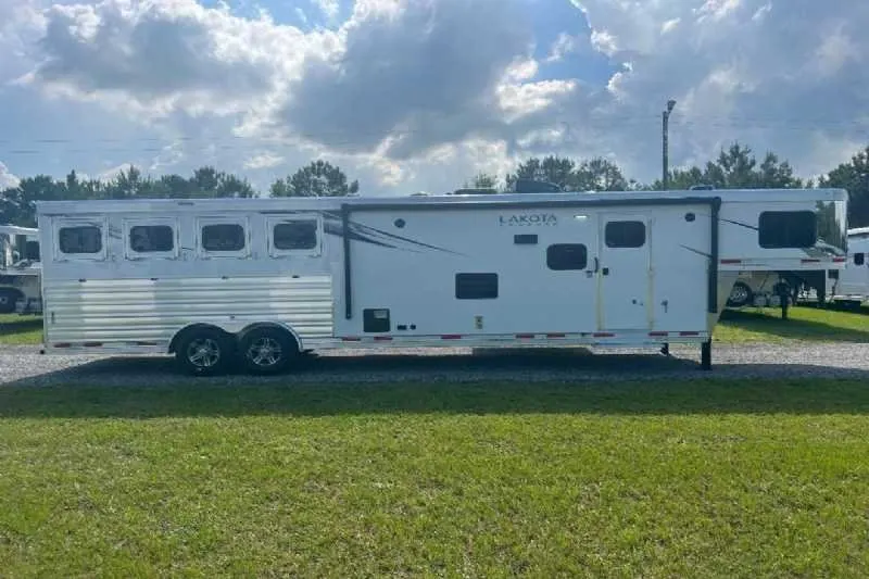 2024 Lakota Charger 8411RKGLQ 4 Horse Trailer with 11′ Short Wall — view 6