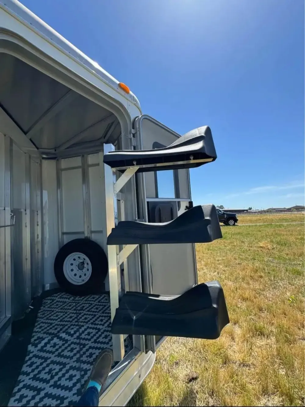 2008 Exiss Sport ES 30B 3 horse slant horse trailer — view 3