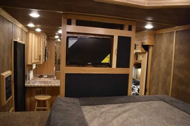 2021 Lakota Bighorn 8418GLQUG 4 Horse Trailer with 18′ Short Wall — view 5