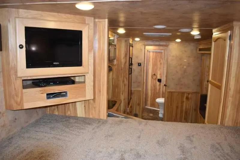 2015 Lakota 8411GLQ 4 Horse Trailer with 11′ Short Wall — view 9