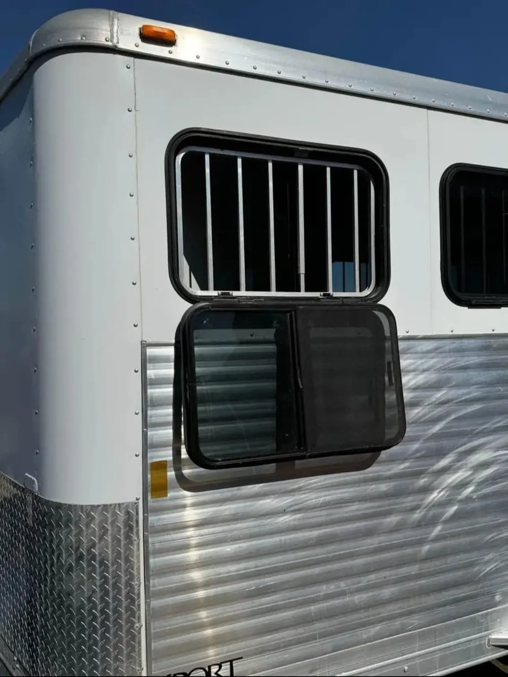 2008 Exiss Sport ES 30B 3 horse slant horse trailer — view 10
