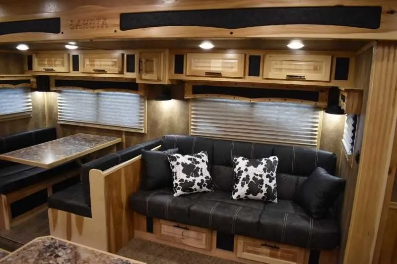 2021 Lakota Bighorn 8418GLQUG 4 Horse Trailer with 18′ Short Wall — view 7