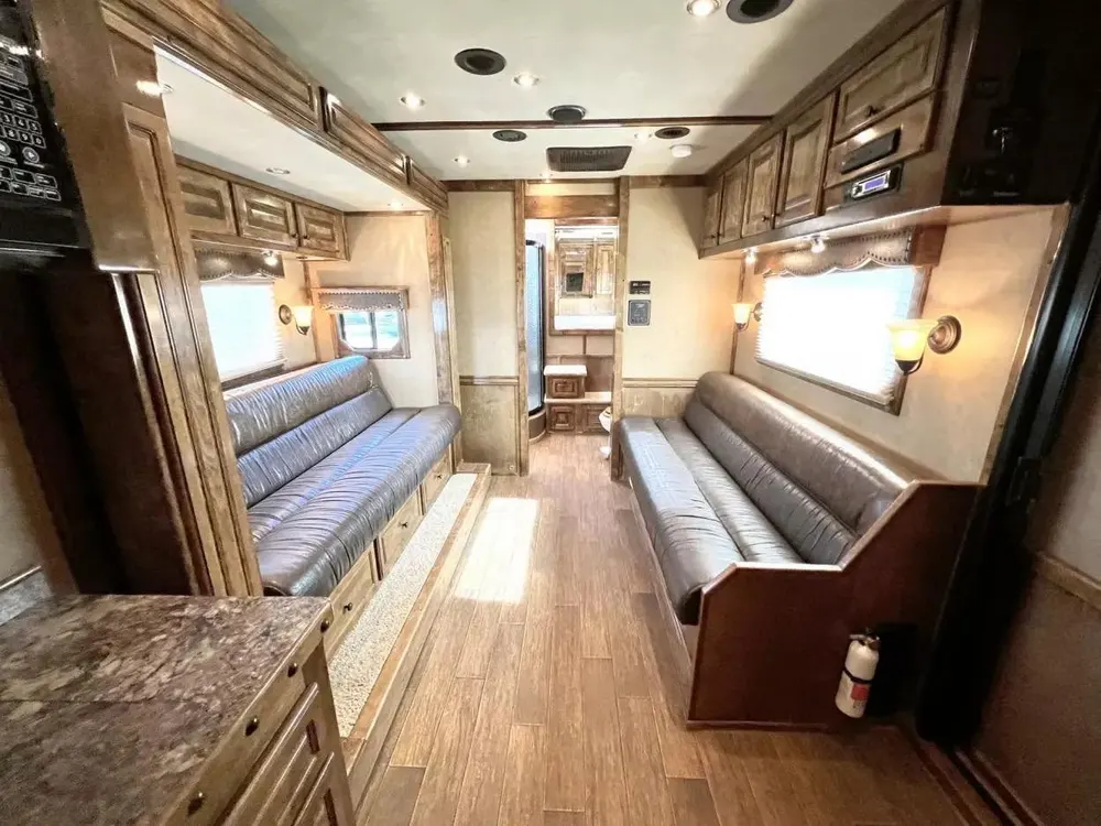 Used 2013 Bloomer 4 Horse 16′ LQ, 7’Slide, Air Ride, Pod, Mister/Water Sys Air ride, HWH Slide, Integrated Pod — view 4