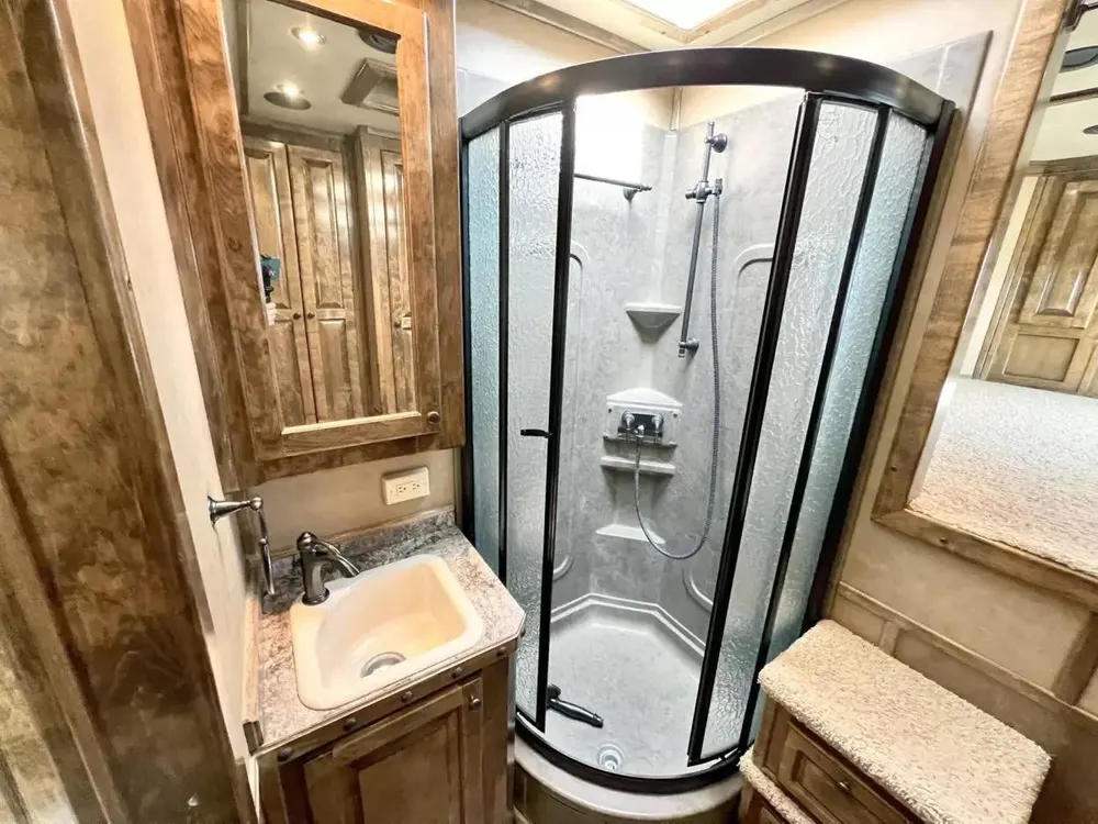 Used 2013 Bloomer 4 Horse 16′ LQ, 7’Slide, Air Ride, Pod, Mister/Water Sys Air ride, HWH Slide, Integrated Pod — view 9