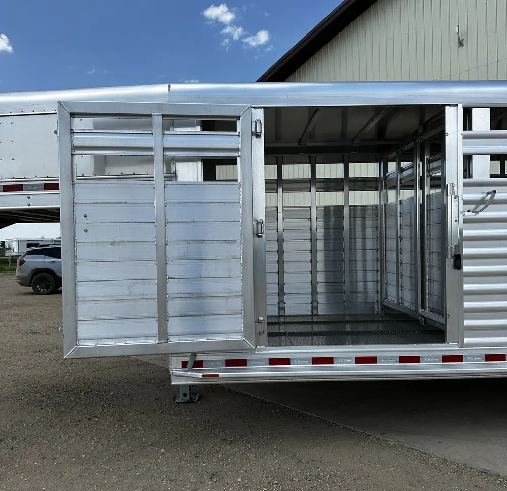 New 2024 Elite Trailers 32FT TRIPLE AXLE STOCK TRAILER W/ 3 COMPARTMENTS — view 4