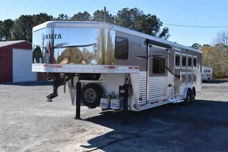 2015 Lakota 8411GLQ 4 Horse Trailer with 11′ Short Wall — view 7