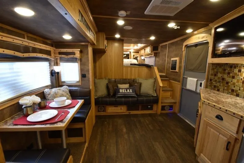 2018 Lakota Bighorn 3 Horse Living Quarters — view 11