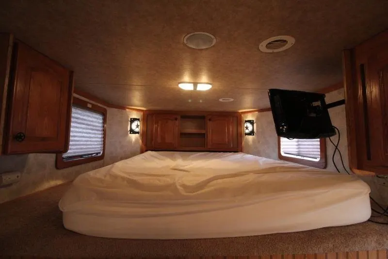 2008 Lakota 8415 w/Slide out 4 Horse Trailer — view 8