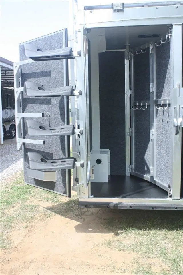 2019 Lakota Charger 4 Horse LQ with 15′ Short Wall — view 9