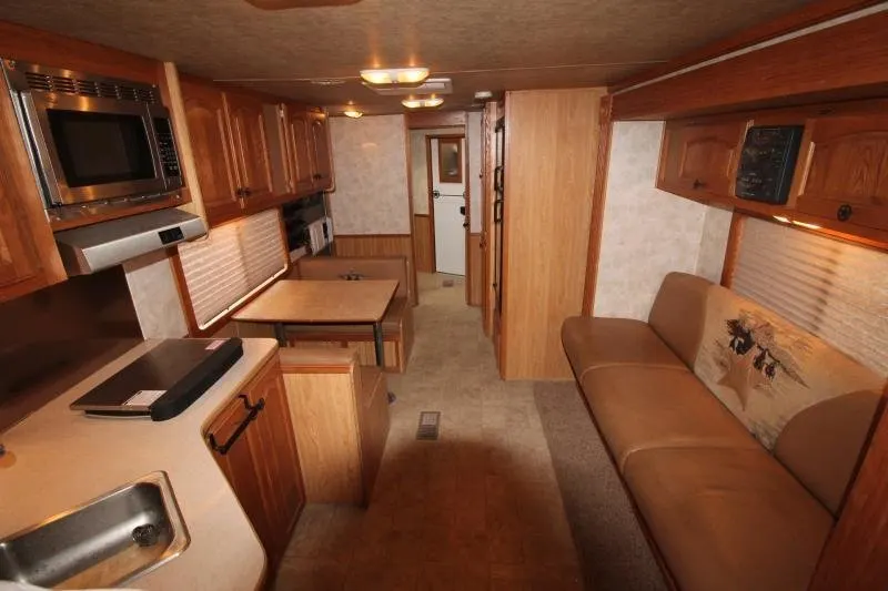 2008 Lakota 8415 w/Slide out 4 Horse Trailer — view 6