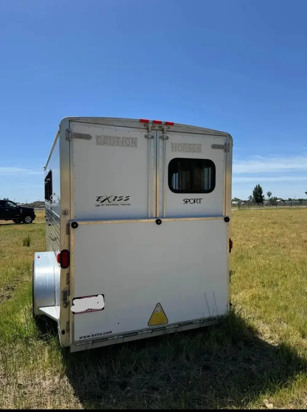 2008 Exiss Sport ES 30B 3 horse slant horse trailer — view 2
