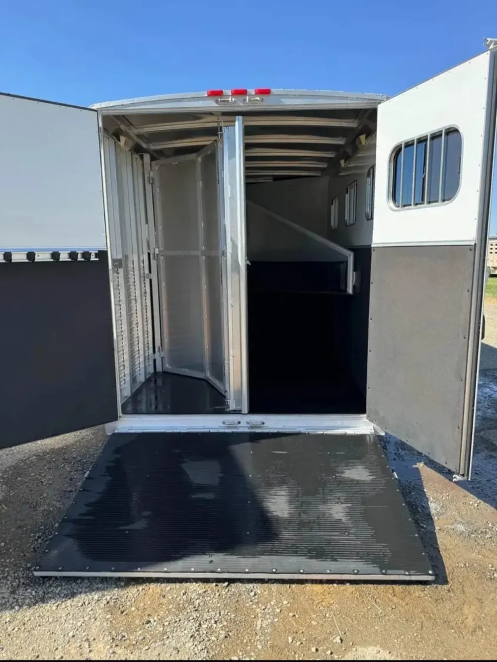 2008 Exiss Sport ES 30B 3 horse slant horse trailer — view 9